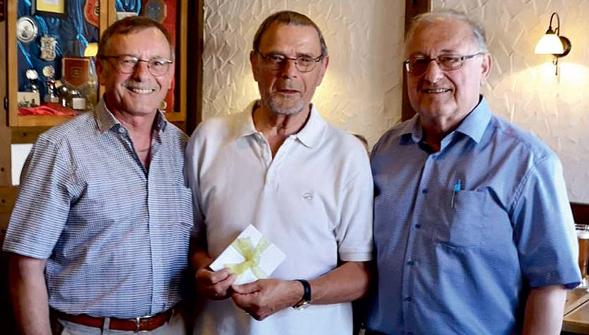 Für die Harmonie überbringen Gerhard und Herbert Sauer die Glückwünsche des Vereins und überreichen dem Jubilar ein kleines Geburtstagsgeschenk.